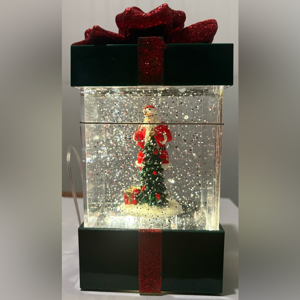 NWT LED Musical Light Up Christmas Gift Shaped Snow Globe 7.5” x 4”